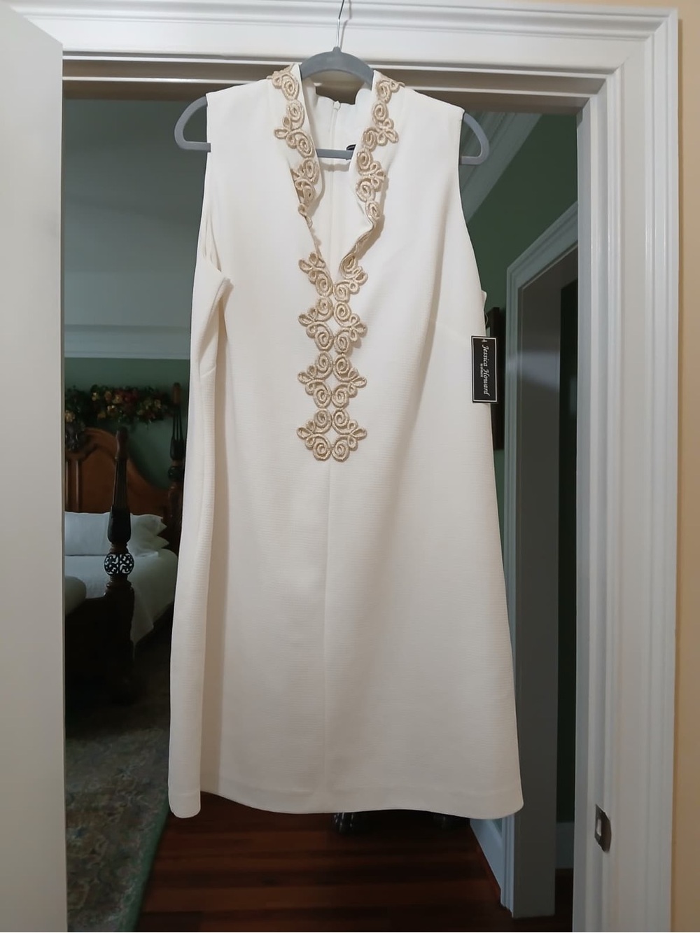 Jessica Howard Cream Sleeveless Shift Dress with Gold Embroidery - Picture 4 of 7